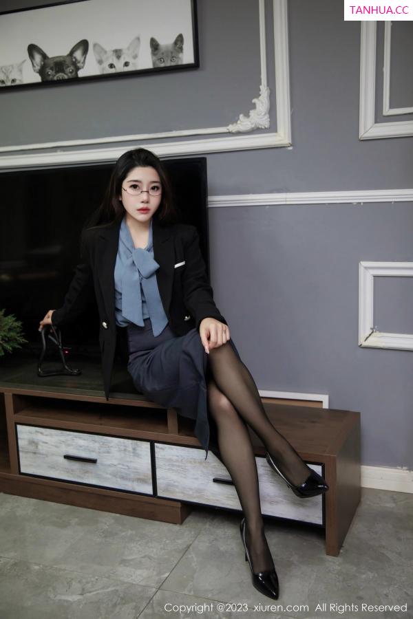   [XiuRen]高清写真图 2023.08.03 No.7179 严利娅Yuliya 黑丝短裙第11张图片